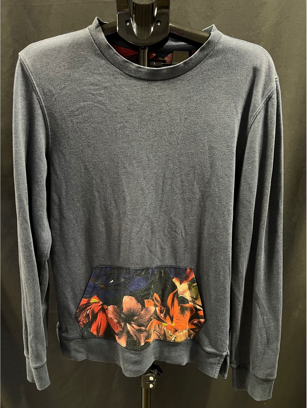On The Byas Women’s Medium Faded Navy Floral Pocket Sweatshirt